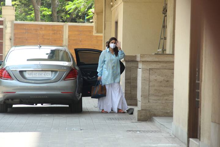 दूसरे बच्चे के जन्म के बाद करीना कपूर खान अब नॉर्मल हो गई हैं और घर के बाहर वॉक करती दिखाई देती हैं. (Photo Credit: Manav Manglani)