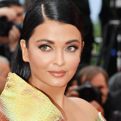 ऐश्वर्या राय (Aishwarya Rai)- इस हसीना के नैनों की तारीफ तो दुनिया जहां करता है. ये बला की खूबसूरती और उस पर ये नीले नैन. भला कोई मदहोश कैसे न हो. ऐश्वर्या सिर से पांव तक खूबसूरती की मलिका हैं और उनकी प्यारी आंखे सबके दिलों में तीर चला देती हैं.