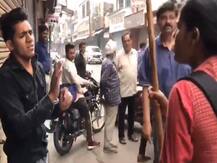 मेरठ: पुलिस का डंडा लेकर मनचले से भिड़ी छात्रा, भीड़ ने भी की कुटाई