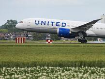 अमेरिका में फिर हवाई अड्डों पर बढ़ रही है लोगों की संख्या, पिछले एक साल में सबसे ज्यादा यात्री पहुंचे