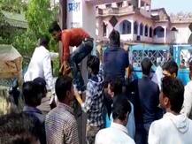 परीक्षा केंद्र पर लेट से पहुंच अभ्यर्थियों ने किया हंगामा, गेट और बाउंडरी वॉल फांदकर जबरदस्ती ली एंट्री