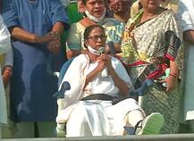 व्हीलचेयर से CM ममता का रोड शो, बोलीं- बहुत से हमलों का सामना किया, पर सिर नहीं झुकाया