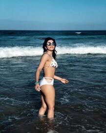 समंदर किनारे बिकिनी में लेटकर Shama Sikander ने दिए पोज, देखें तस्वीरें