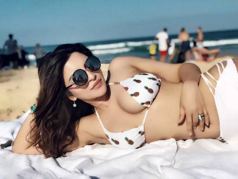 Shama Sikander Stunning Pictures In Bikini | समंदर किनारे बिकिनी में लेटकर  Shama Sikander ने दिए पोज, देखें तस्वीरें