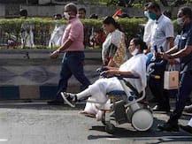 IN PICS: सीएम ममता बनर्जी ने व्हीलचेयर पर बैठकर किया रोड शो, कहा- घायल बाघ होता है ज्यादा खतरनाक