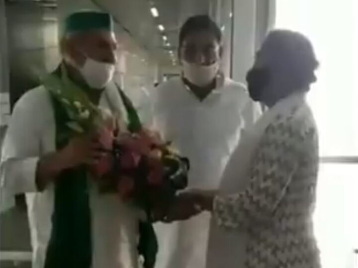 TMC MP Dola Sen went to Kolkata Airport to receive Rakesh Tikait कोलकाता एयरपोर्ट पर राकेश टिकैत को रिसीव करने पहुंची थीं टीएमसी सांसद डोला सेन, बीजेपी ने कही ये बात