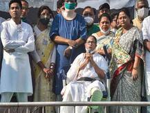 IN PICS: सीएम ममता बनर्जी ने व्हीलचेयर पर बैठकर किया रोड शो, कहा- घायल बाघ होता है ज्यादा खतरनाक