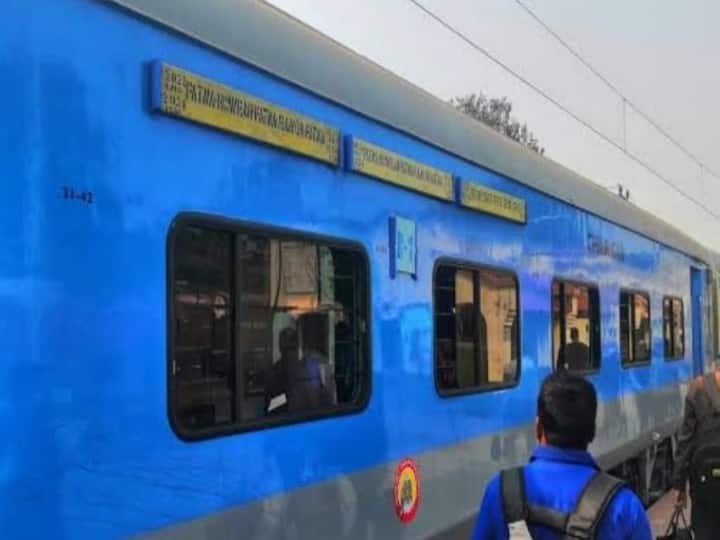 बिहार: जनशताब्दी एक्सप्रेस पर असामाजिक तत्वों ने की रोड़ेबाजी, रेलकर्मी सहित तीन यात्री घायल Bihar: Antisocial elements pelted stones on Janshatabdi Express, three passengers including railwaymen injured ann बिहार: जनशताब्दी एक्सप्रेस पर असामाजिक तत्वों ने की रोड़ेबाजी, रेलकर्मी सहित तीन यात्री घायल