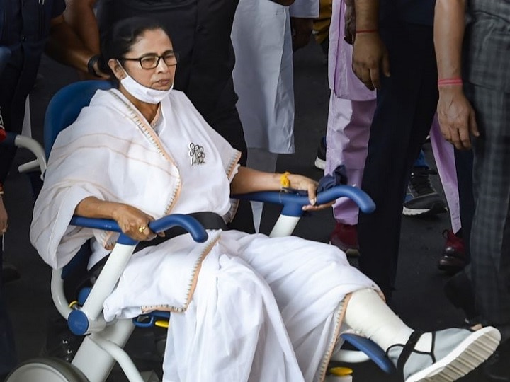West Bengal Election 2021 Mamata Banerjee Did Road Show In A Wheelchair |  IN PICS: सीएम ममता बनर्जी ने व्हीलचेयर पर बैठकर किया रोड शो, कहा- घायल बाघ  होता है ज्यादा खतरनाक