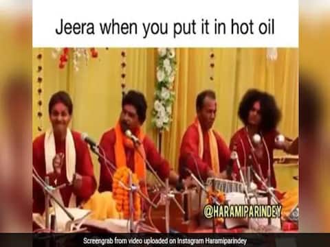 Viral Video: मजेदार वीडियो हुआ वायरल, गर्म तेल में जीरे का क्या होता है जैसा हाल समझ यूजर्स ने दिए ऐसे रिएक्शन Viral Video: मजेदार वीडियो हुआ वायरल, गर्म तेल में जीरे का क्या होता है जैसा हाल समझ यूजर्स ने दिए ऐसे रिएक्शन