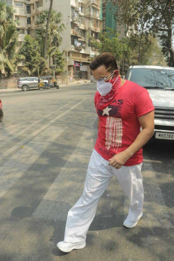 सैफ ने इस दौरान सैफ कैजुअल लुक में नजर आए. सैफ ने चेहरे पर मास्क भी लगा रखा था.