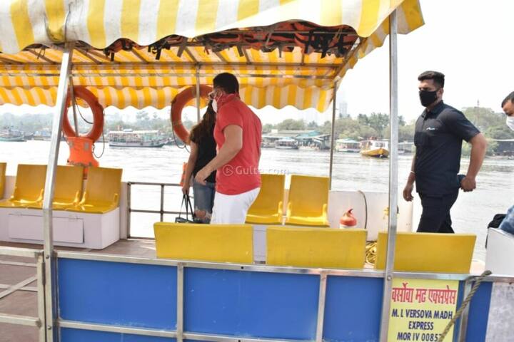 उन्होंने वर्सोवा में जेट्टी की सवारी भी की.