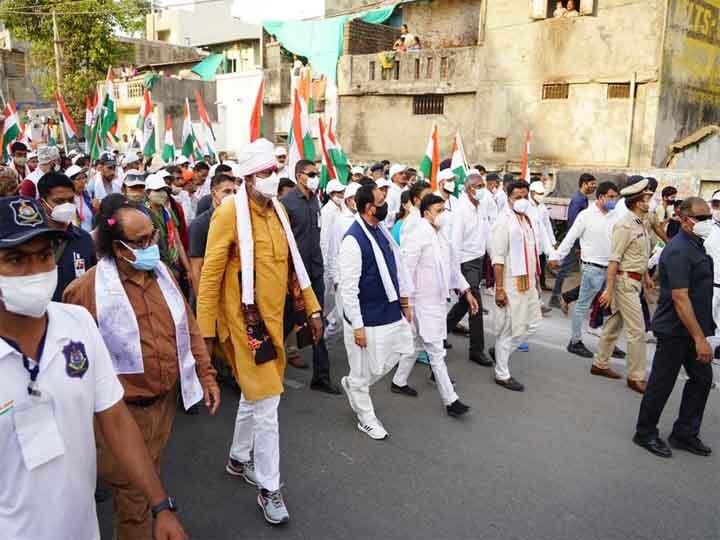 केंद्रीय मंत्री प्रह्लाद पटेल ने चार दिनों में पूरी की दांडी यात्रा, रास्ते में जुड़े हजारों लोग Union Minister Prahlad Patel completed the Dandi Yatra in four days, thousands of people connected on the way ann केंद्रीय मंत्री प्रह्लाद पटेल ने चार दिनों में पूरी की दांडी यात्रा, रास्ते में जुड़े हजारों लोग