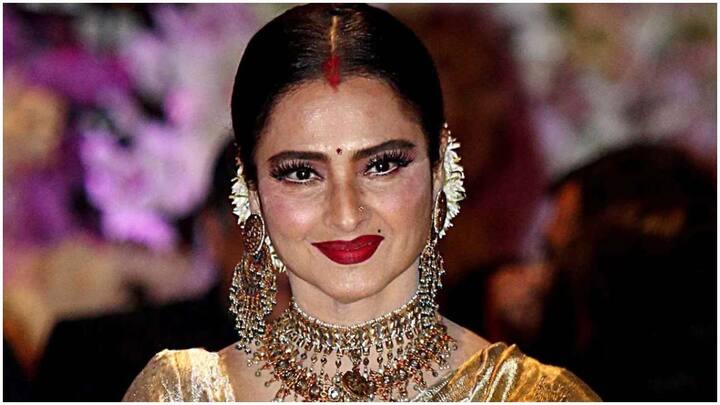 काफी वक़्त अकेले बिताने के बाद रेखा की लाइफ में एक बार फिर बहार आई, जब साल 1990 में उन्होंने बिजनेसमैन मुकेश अग्रवाल से शादी कर अपना घर बसा लिया था. 