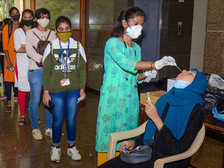 No social gatherings, masks mandatory: Maharashtra reimposes coronavirus restrictions Maharashtra COVID-19 Guidelines: महाराष्ट्र में लोगों के इकट्ठा होने पर पाबंदी, शादी-अंतिम संस्कार के लिए भी बने नियम