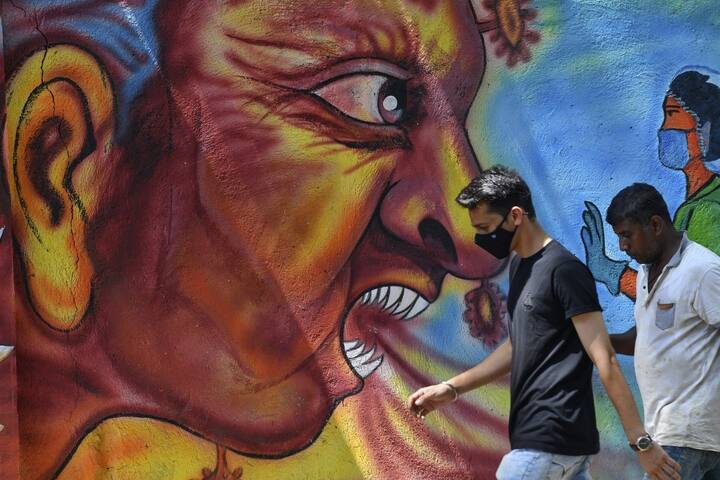 महाराष्ट्र सरकार ने अपने आदेश में सिनेमा हॉल, रेस्तरां, स्वास्थ्य और आवश्यक सेवाओं को छोड़कर सभी कार्यालयों में 31 मार्च तक कर्मचारियों को संख्या आधी रखने को कहा है.