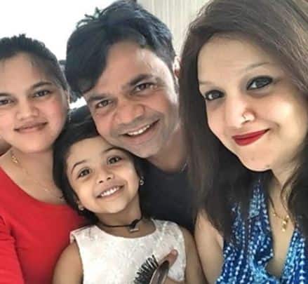 बॉलीवुड अभिनेता राजपाल यादव का आज 50वां जन्मदिन है. राजपाल यादव के बारे में जो खास बातयी जाती है वो ये कि वो अपने काम के साथ-साथ अपने परिवार को भी पूरा वक्त देते हैं. साथ ही उनकी पूरी कोशिश होती है कि उनका परिवार इस लाइमलाइट से दूर बने रहें.