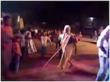 खतरा बुढ़ापे तक रहता है: चाचा कर रहे थे डांस, डंडा लेकर चाची ने दौड़ा लिया, देखें Video