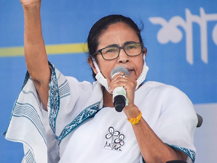 West Bengal CM Mamata Banerjee says BJP leaders tearing while they have fielded leaders of TMC बंगाल चुनाव: ममता बोलीं- BJP ने TMC के दलबदलुओं को मैदान में उतारा, रो रहे भाजपा के पुराने नेता