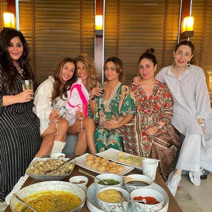 करीना कपूर के मैटरनिटी पीरीयड में कई बार ये गर्ल गैंग साथ इन्जॉय करती दिखी थीं. हर खास मौके पर इन्हें साथ देखा गया था. (Photo Credit - Instagram)
