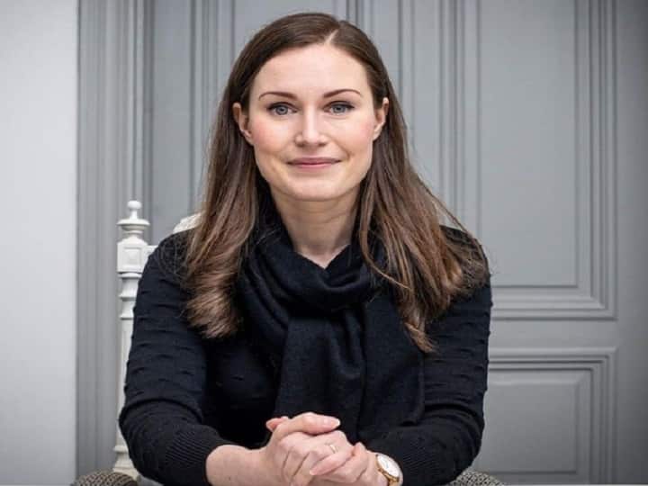 गौरतलब है कि फिनलैंड की पीएम सना मरीन एक ही सेक्स (लिंग) वाले माता-पिता की बेटी हैं. लंब समय से उनके पार्टनर मार्कुस रैक्कोनेन हैं जिनसे उनको बच्चा है. वह 2012 में टैंपरे की पार्षद बनी थीं. जहां से उनका राजनीतिक सफर शुरू हुआ.