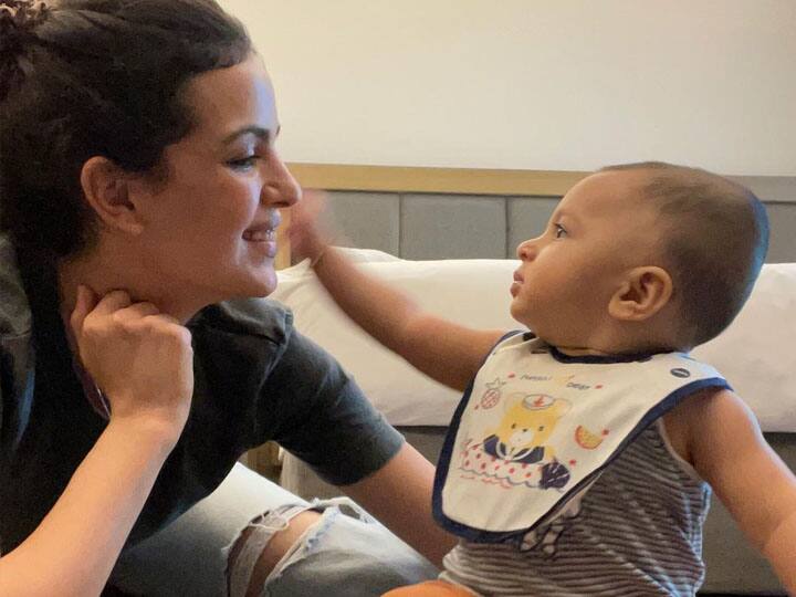 हाल ही में नताशा ने अपने बेटे के साथ अपने इंस्टाग्राम पर फोटो शेयर किया है जिसमें मां-बेटे की खास बॉन्डिंग देखी जा सकती है. इस फोटो में नताशा अपने लाडले अगस्त्य को गोद में लिए हुए हैं. मां की गोद में बेटे अगस्त्य की प्यारी स्माइल फैंस का दिल जीतने के लिए काफी है.