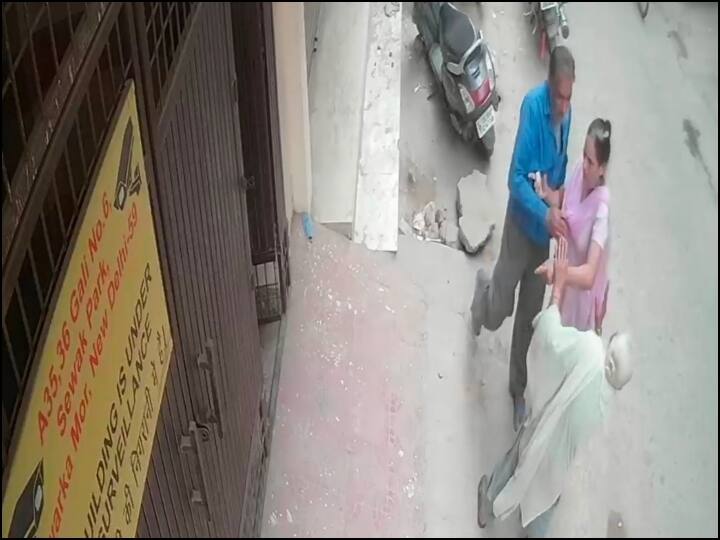 Delhi: Elderly mother Dies after son slaps her ann दिल्ली से आई शर्मसार करने वाली तस्वीर, बेटे ने 76 साल की बुजुर्ग मां को मारा थप्पड़, हुई मौत