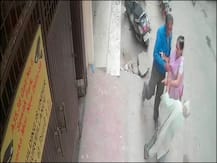 दिल्ली से आई शर्मसार करने वाली तस्वीर, बेटे ने 76 साल की बुजुर्ग मां को मारा थप्पड़, हुई मौत