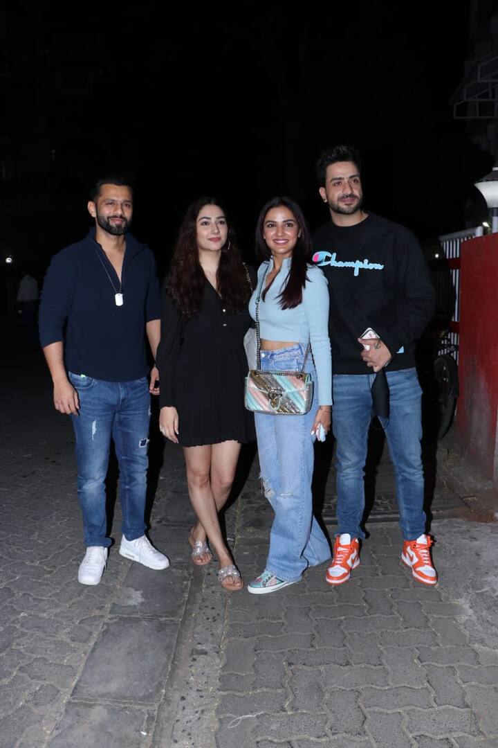 खास बात थी कि इस दौरान वो अपनी अपनी गर्लफ्रेंड के साथ पहुंचे थे. जहां अली गोनी जैस्मिन भसीन के साथ थे और वहीं राहुल वैद्य दिशा परमार के साथ डिनर करने पहुंचे थे.