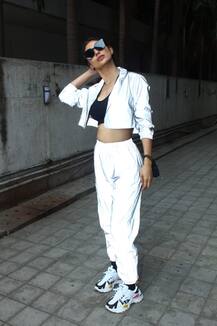 स्पोर्टी आउटफिट में Mouni Roy का छाया जलवा, हर अदा पर फैंस को आया प्यार