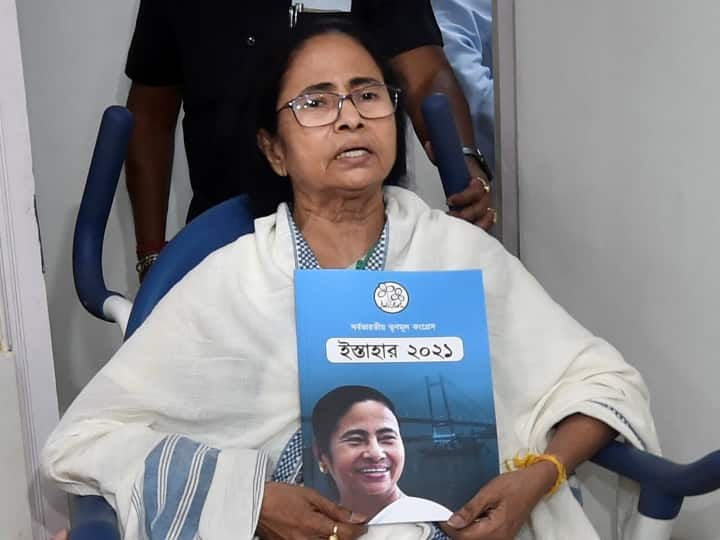 West Bengal Election 2021: CM Mamata Banerjee releases TMC manifesto राशन, रोज़गार और राहत: Mamata Banerjee ने जारी किया TMC का घोषणापत्र, जीत की अपील के साथ किए ये वादे