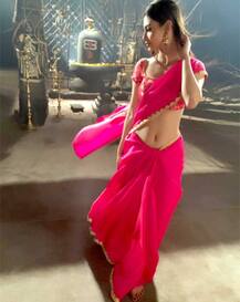 साड़ी में जब घर से निकलती हैं Mouni Roy तो उनकी पतली कमरिया देख घायल हो जाते हैं लाखों दिल, देखें तस्वीरें