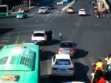 Viral video: बीच सड़क पर चलती कार से गिरा बच्चा, जानें आगे क्या हुआ