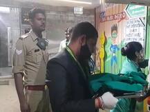 गाजियाबाद पुलिस ने पेश की मानवता की मिसाल, शौचालय में जुड़वां बच्चों को जन्म देने वाली महिला को पहुंचाया अस्पताल