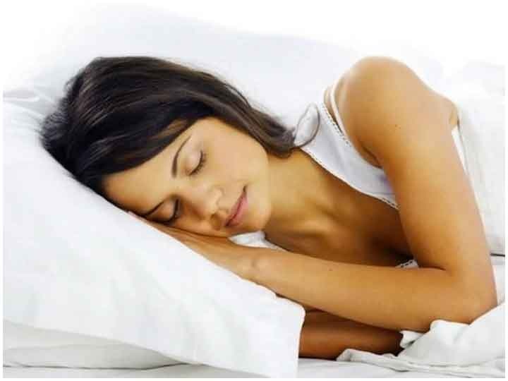 Sleeping immediately after eating is dangerous, know how long you should go to bed Health Tips: खाने के तुरंत बाद सोना है खतरनाक, जानें कितनी देर बाद जाना चाहिए बिस्तर पर