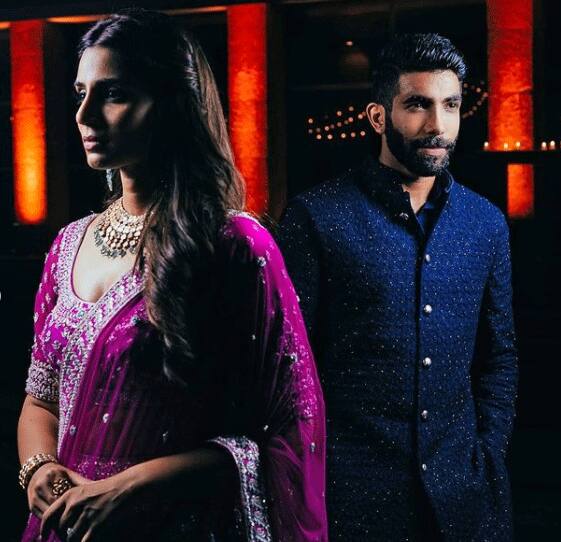 बात संगीत सेरेमनी से शुरु करते हैं जिसमें संजना और जसप्रीत ने खूब इन्जॉय किया था. इस खास दिन को और भी खास बनाने के लिए जहां संजना ने डार्क पर्पल लहंगा चुना. गोटा पट्टी डिज़ाइन के इस लहंगे के साथ संजना ने डिजाइनर अनीता डोंगरे की डिज़ाइन की हुई जड़ाऊ ज्वैलरी कैरी की. इस मौके के लिए वो काफी खूबसूरत लग रही थीं. (Photo Credit - Instagram)