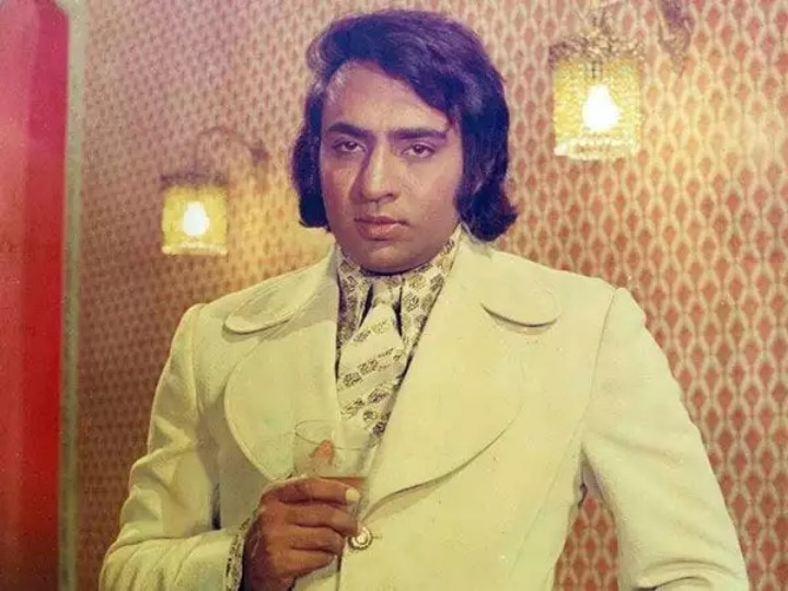 यह सिलसिला काफी दिनों तक चलता रहा, इसी बीच रेखा ने बॉलीवुड के मशहूर विलेन रहे एक्टर रंजीत की एक फिल्म 'कारनामा' साइन की.
