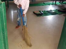 UP: सरकारी स्कूल में छात्रों का झाड़ू लगाते और बर्तन धोते हुए वीडियो वायरल, पढ़ें- पूरी खबर