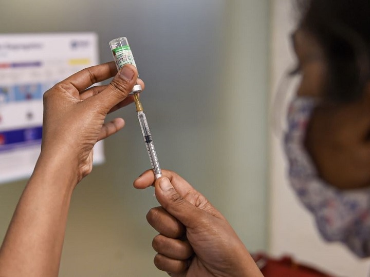 government and private employee will get leave for vaccination in Uttar Pradesh यूपी सरकार का अहम फैसला, टीकाकरण के लिए सरकारी और प्राइवेट कर्मचारियों को मिलेगी छुट्टी