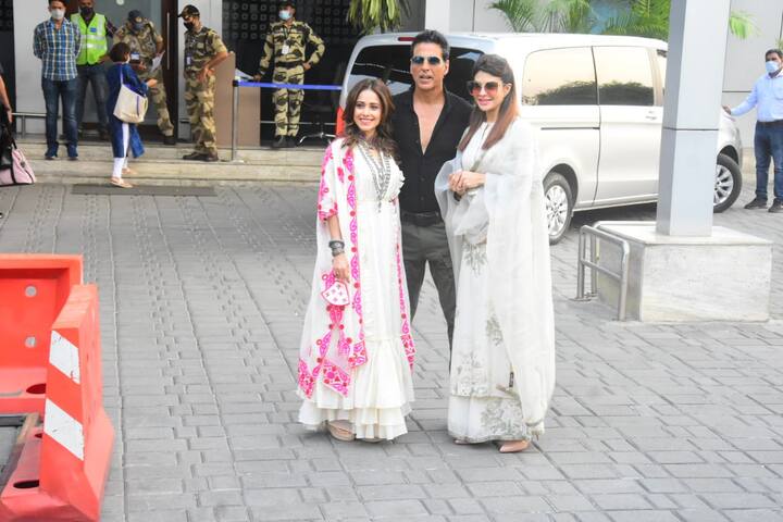 फिल्म राम सेतु की शूटिंग के लिए अभिनेता अक्षय कुमार आज मुंबई से अयोध्या रवाना हो चुके हैं. उनके साथ अभिनेत्री जैकलीन फर्नांडिस और नुसरत भरुचा भी रवाना हुई हैं. ये तीनों सितारे आज साथ नज़र आए. देखें तस्वीरें