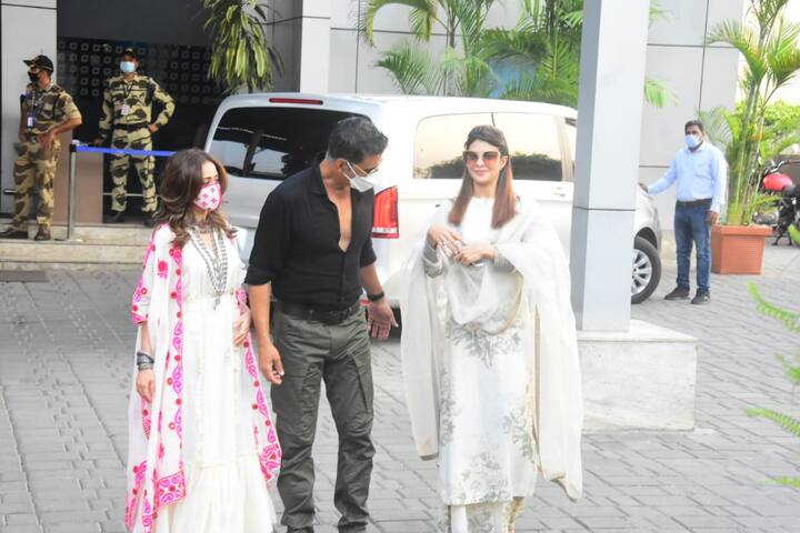 खबरों के मुताबिक रामलला के दर्शन करने के बाद फिल्म रामसेतु की शूटिंग का शुभारंभ करेंगे.