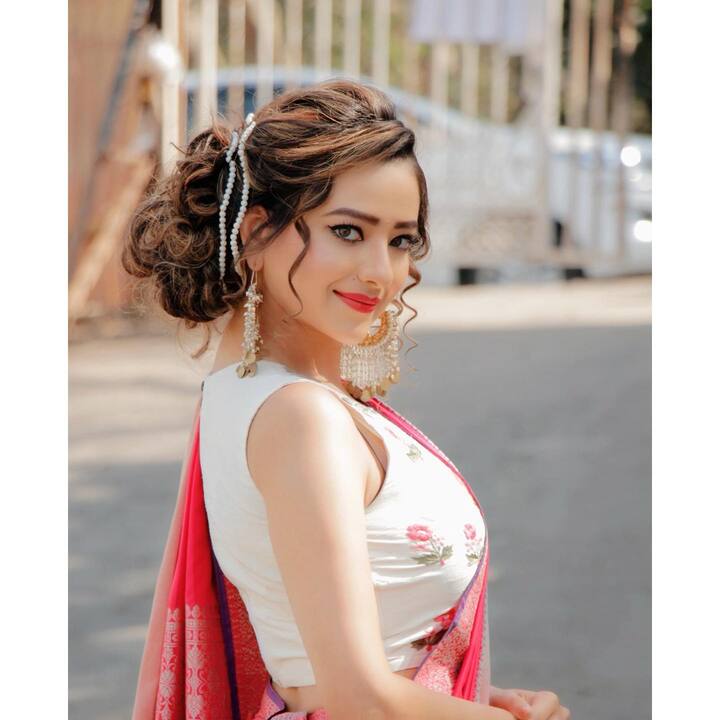  इन तस्वीरों में मदालसा ट्रेडिशनल आउटफिट में हैं. इसमें वह बेहद सुंदर लग रही हैं. 