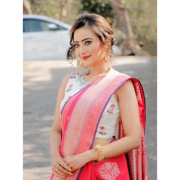 मदालसा शर्मा शो में विलेन बनी हुई हैं. बतौर विलेन उन्हें भले ही कोई पसंद ना करें लेकिन ये तस्वीरें फैंस का दिल जीत रही हैं. 
