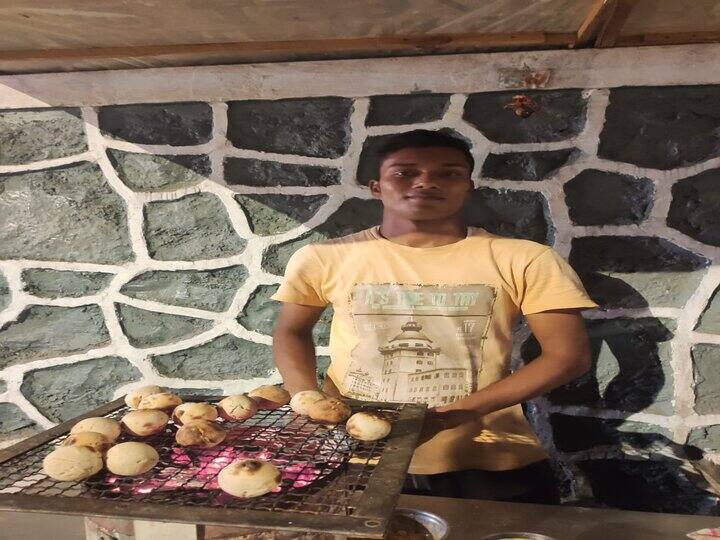 लिट्टी-चोखा बनाने वाला वेंडर हुआ वायरल, जोमेटो ने मदद के लिए बढ़ाया हाथ Viral: Litti-Chokha vendor went viral, Zomato extended a helping hand लिट्टी-चोखा बनाने वाला वेंडर हुआ वायरल, जोमेटो ने मदद के लिए बढ़ाया हाथ