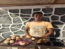 लिट्टी-चोखा बनाने वाला वेंडर हुआ वायरल, जोमेटो ने मदद के लिए बढ़ाया हाथ