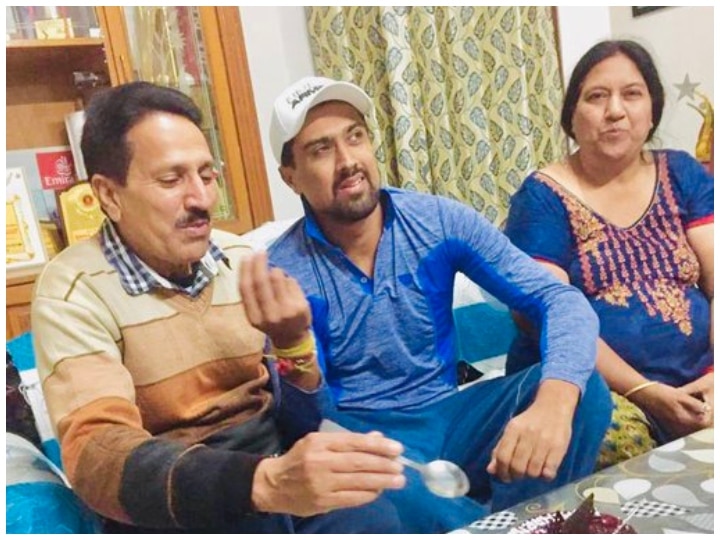 Rahul Sharma Father Death Cricketer Rahul heartfelt emotional post social media sorry could not save from COVID-19 पिता के निधन के बाद क्रिकेटर राहुल शर्मा बोले- 'माफ कर दो मैं आपको कोरोना से बचा नहीं सका'