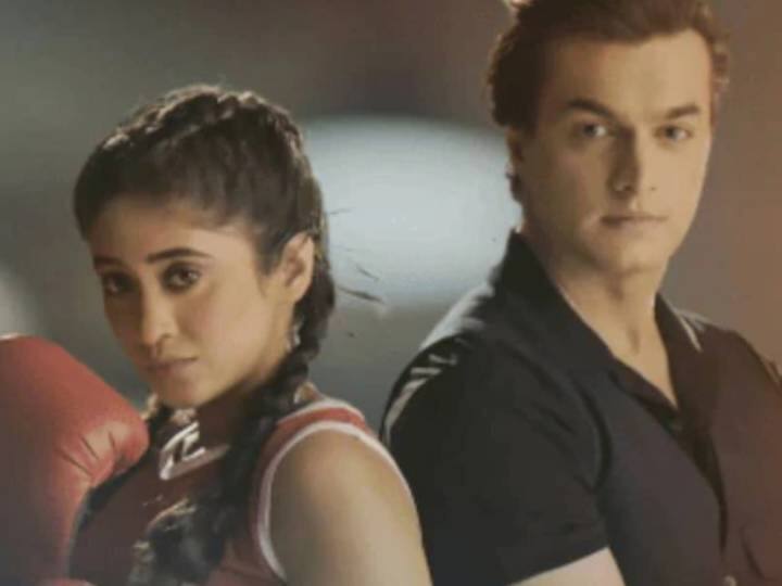 चौथे नंबर पर 'ये रिश्ता क्या कहलाता है' है. शो में कार्तिक और सीरत की नई कहानी फैंस का दिल जीत रही है. दादी के कहने पर कार्तिक और सीरत शादी करने जा रहे हैं. दादी को लगता है कि सीरत और कार्तिक की शादी से सारी मुश्किलों का हल होगा.