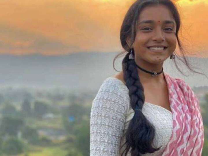 टीवी टीआरपी की लिस्ट में दूसरे नंबर पर 'इमली' है. इसकी कहानी में एक नया मोड़ आया है. जिसे ऑडियंस काफी पसंद कर रही है. शो ने व्यूरशिप के मामले में अनुपमा को टक्कर दे रहा है. मयूरी देशमुख, गशमीर महाजनी और सुंबुल तौकीर की ये कहानी यंगस्टर और एक गांव पर आधारित है. इमली और आदित्य की लव स्टोरी ऑडियंस को पसंद आ रही है.