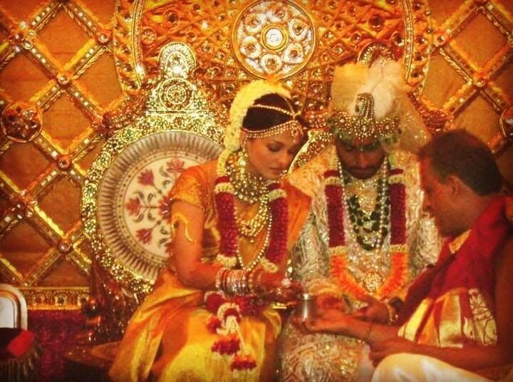 ऐश्वर्या राय : मीडिया रिपोर्ट्स की मानें तो ऐश्वर्या राय बच्चन ने भी शादी के मौके पर कांजीवरम की जो साड़ी पहनी थी उसकी कीमत लगभग 75 लाख रुपए के करीब थी.कहते हैं यह साड़ी डिज़ाइन नीता लुल्ला ने ऐश्वर्या के लिए ख़ास तौर से डिज़ाइन की थी. 