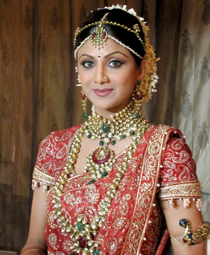 शिल्पा शेट्टी: एक्ट्रेस शिल्पा शेट्टी ने अपनी शादी में जो साड़ी पहनी थी, कहते हैं उसकी कीमत 50 लाख रुपए थी. यह साड़ी डिज़ाइनर तरुण तहिलियानी ने ख़ास तौर पर शिल्पा के लिए डिज़ाइन की थी.